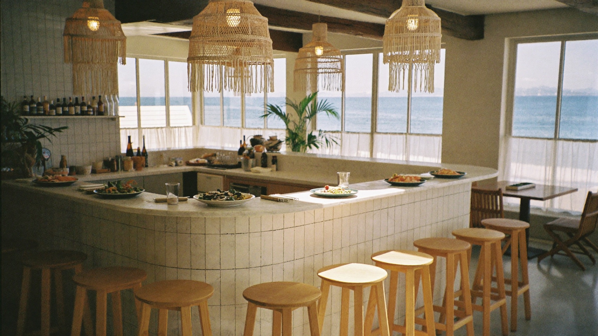 La barra cruda de Marea con azulejos aqua y luz de día